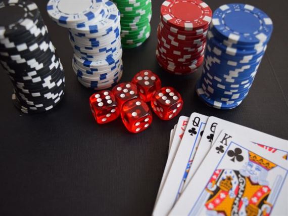 Kalkulator szans na pokera – Obliczaj swoje szanse