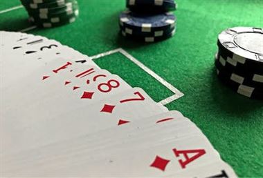 Różne strategie pokerowe: Kompletny przewodnik po poprawie gry